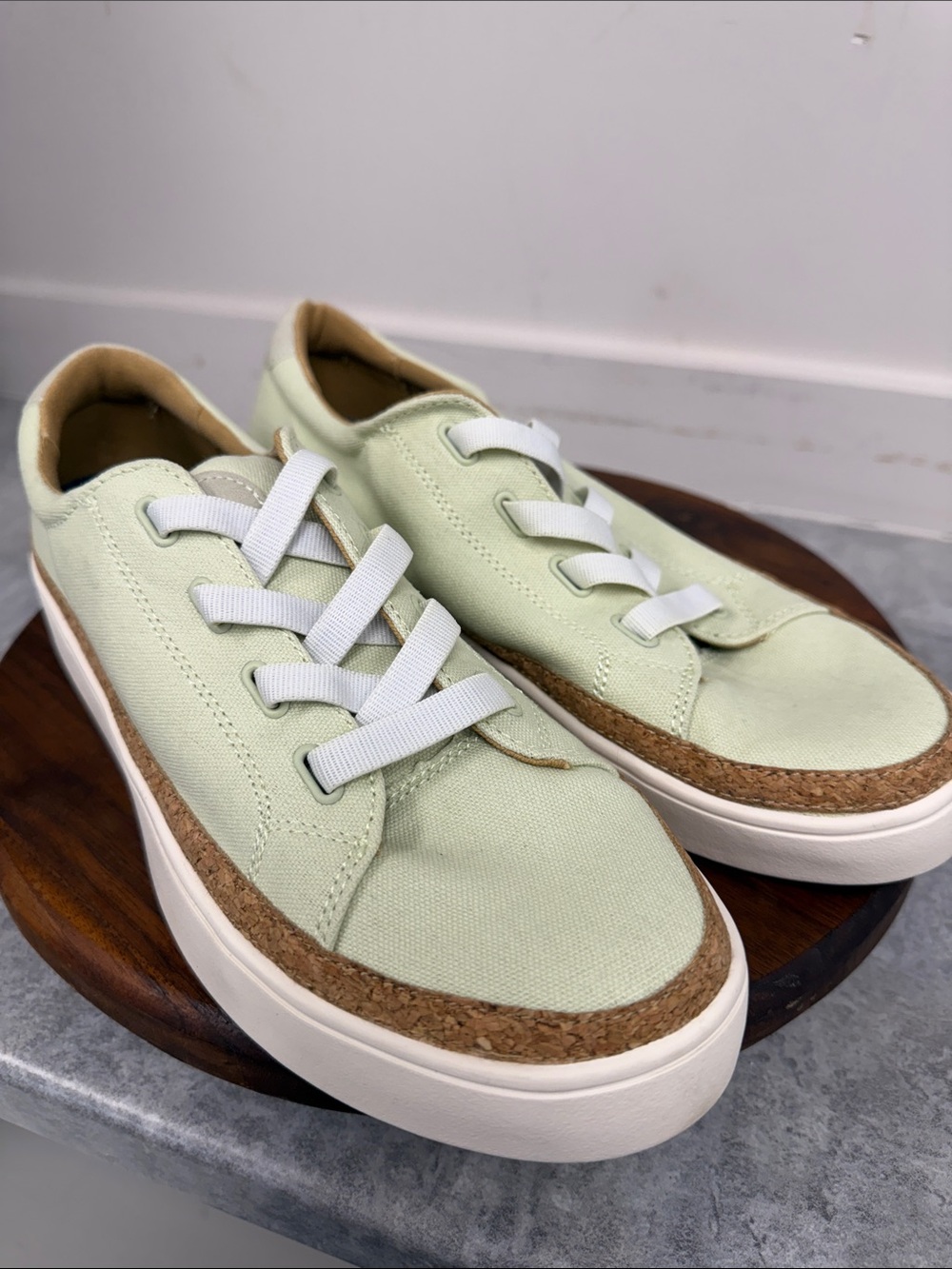 Revitalign Women’s Size 10B Mint Green Canvas Cork Trim Sneakers